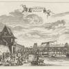 Sebuah Ilustrasi ukiran sejarah berwarna dengan gaya lukisan vintage yang menggambarkan suasana Gerbang Baru (The New Gate) di Batavia kolonial. Di langit, terdapat spanduk pita besar bertuliskan "NEGOTIE IN OPIUM BATAVIA". Di latar depan, para kuli pribumi terlihat memikul peti-peti kayu yang ditandai dengan lambang "VOC", "OPIUM CASSA", dan tulisan "OPIUM". Di sebelah kanan, sebuah jembatan angkat melintasi parit kota dengan perahu kecil di bawahnya. Lanskap kota abad ke-17 yang hidup dan mendetail (ardiholmes.id).