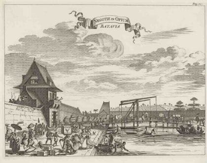 Sebuah Ilustrasi ukiran sejarah berwarna dengan gaya lukisan vintage yang menggambarkan suasana Gerbang Baru (The New Gate) di Batavia kolonial. Di langit, terdapat spanduk pita besar bertuliskan "NEGOTIE IN OPIUM BATAVIA". Di latar depan, para kuli pribumi terlihat memikul peti-peti kayu yang ditandai dengan lambang "VOC", "OPIUM CASSA", dan tulisan "OPIUM". Di sebelah kanan, sebuah jembatan angkat melintasi parit kota dengan perahu kecil di bawahnya. Lanskap kota abad ke-17 yang hidup dan mendetail (ardiholmes.id).