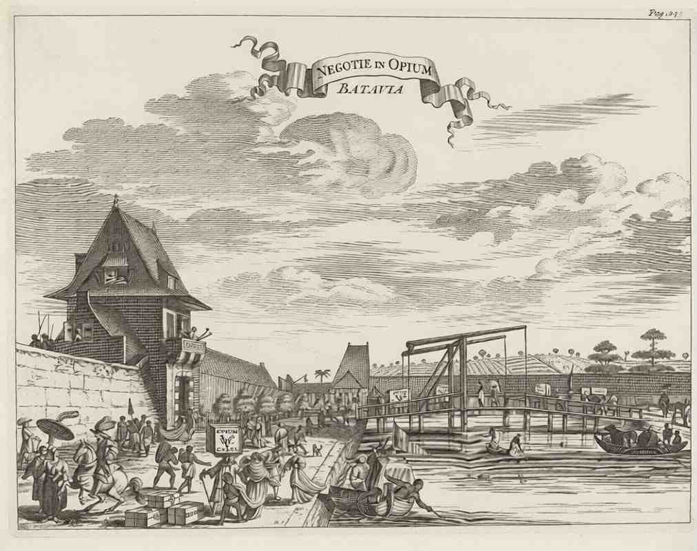 Sebuah Ilustrasi ukiran sejarah berwarna dengan gaya lukisan vintage yang menggambarkan suasana Gerbang Baru (The New Gate) di Batavia kolonial. Di langit, terdapat spanduk pita besar bertuliskan "NEGOTIE IN OPIUM BATAVIA". Di latar depan, para kuli pribumi terlihat memikul peti-peti kayu yang ditandai dengan lambang "VOC", "OPIUM CASSA", dan tulisan "OPIUM". Di sebelah kanan, sebuah jembatan angkat melintasi parit kota dengan perahu kecil di bawahnya. Lanskap kota abad ke-17 yang hidup dan mendetail (ardiholmes.id).