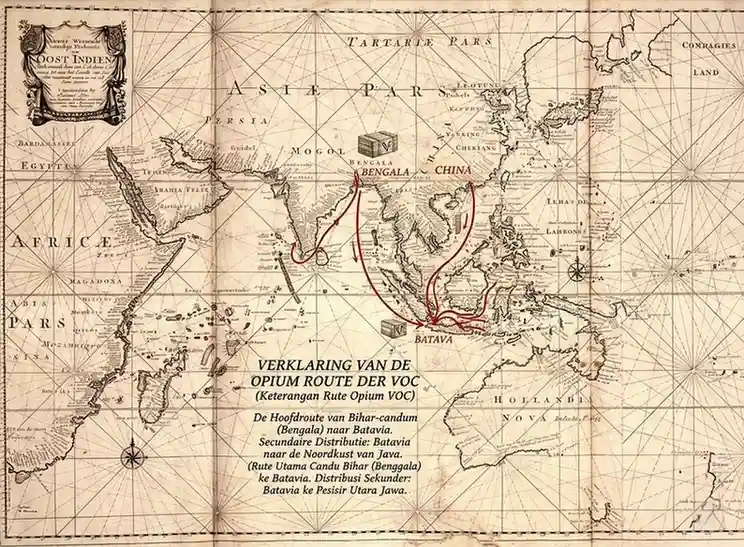 Sebuah peta maritim kuno wilayah Asia dan Hindia Timur (Oost Indien) berwarna sepia abad ke-17 yang telah diedit. Terlihat garis rute merah tebal berpanah yang menunjukkan rute perdagangan opium VOC. Garis utama bermula dari Bengala (India), turun melewati Samudra Hindia, dan mendarat di Batavia (Jawa). Dari Batavia, terdapat percabangan rute sekunder berwarna merah yang menyebar ke sepanjang pesisir utara Jawa (Cirebon, Jepara, Gresik) dan ke arah Cina. Di bagian bawah terdapat legenda teks dwi-bahasa Belanda-Indonesia bertuliskan keterangan rute opium VOC (ardiholmes.id). 