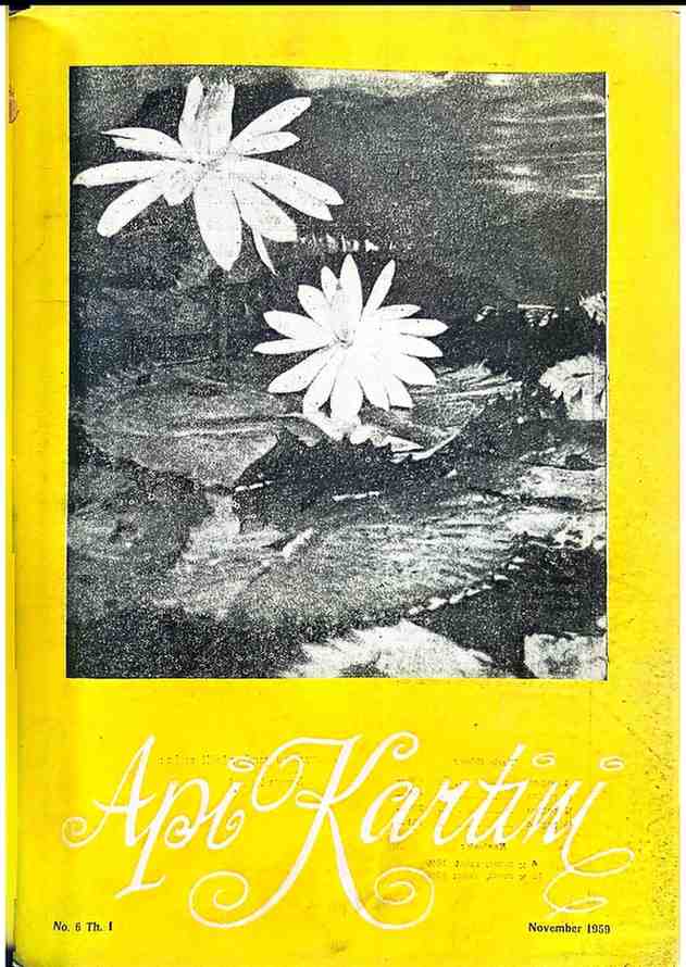 Foto arsip sampul depan majalah Api Kartini Nomor 6 Tahun I edisi November 1959 berlatar warna kuning cerah dengan tipografi judul kursif yang anggun. Di bagian tengah terdapat ilustrasi foto hitam-putih dua tangkai bunga teratai yang sedang mekar di atas permukaan air (ardiholmes.id).