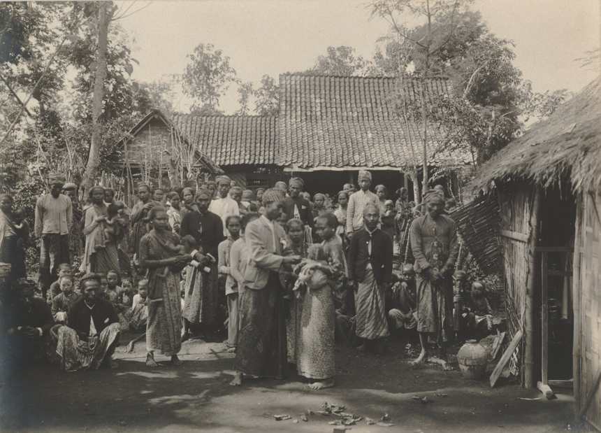 Vaksinasi cacar di kampung di Jawa oleh seorang dokter djawa