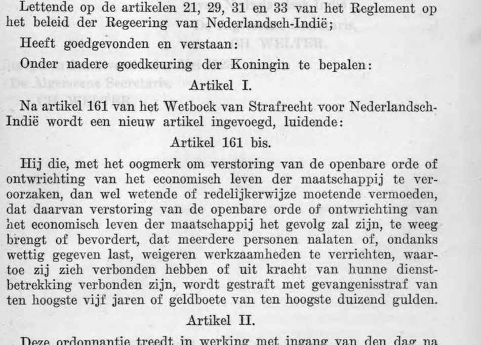 Pindaian halaman lembaran negara kolonial berbahasa Belanda, cetakan hitam di atas kertas menguning. Terlihat kepala bagian Artikel I, diikuti kutipan pasal baru bertajuk Artikel 161 bis, lalu satu paragraf panjang yang merumuskan larangan menimbulkan atau mendorong beberapa orang berhenti bekerja, ditutup keterangan ancaman lima tahun penjara atau denda seribu gulden, kemudian Artikel II tentang mulai berlakunya aturan.