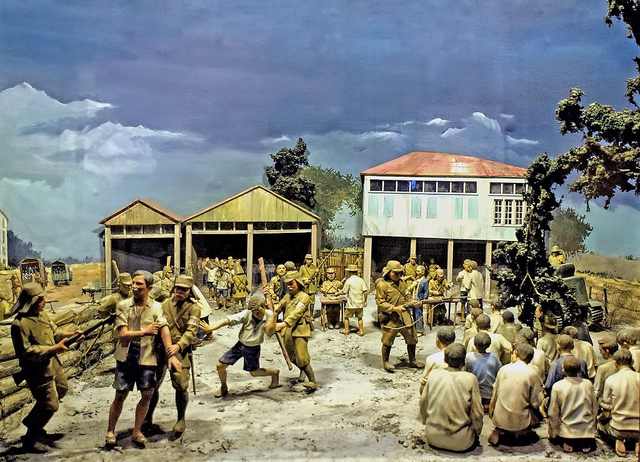 Diorama warga sipil dikumpulkan dan diperiksa tentara Jepang