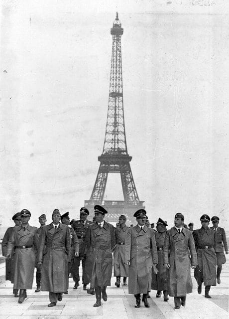 Hitler dan rombongan berjalan di Trocadéro dengan Menara Eiffel di belakang, Juni 1940