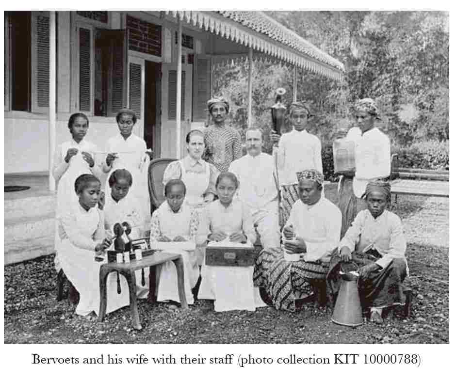Bervoets dan istrinya berfoto bersama para staf di depan sebuah bangunan layanan kesehatan kolonial. (ardiholmes.id)